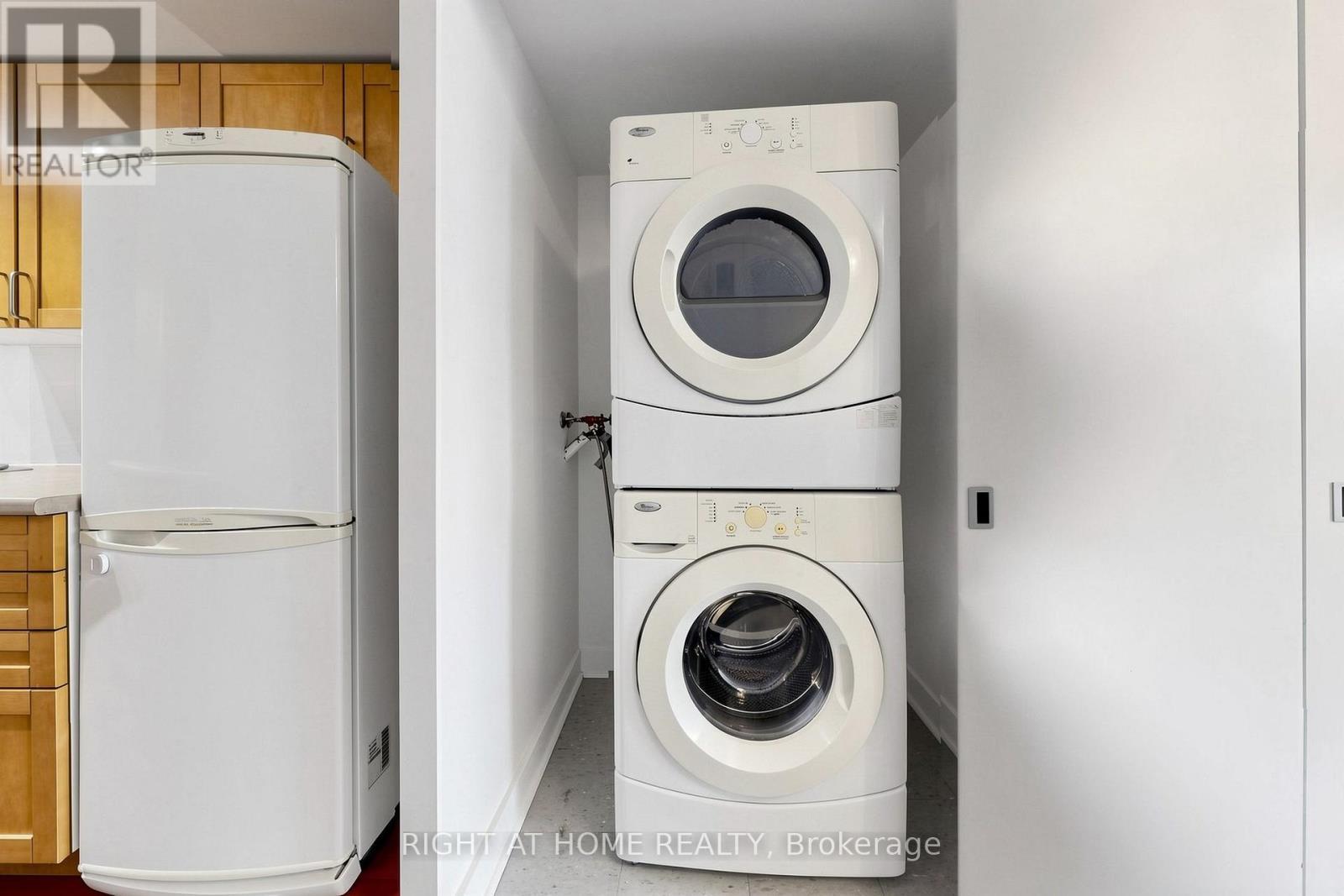 501 - 77 Lombard Street, Toronto, ON - Indoor Photo Showing Laundry Room