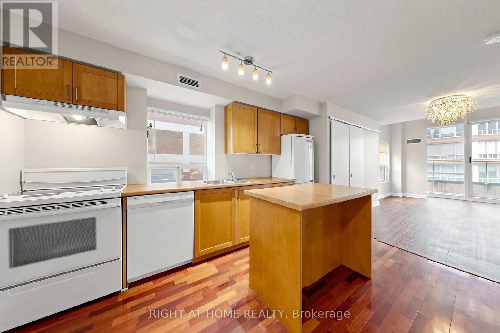 501 - 77 Lombard Street, Toronto, ON - Indoor Photo Showing Kitchen