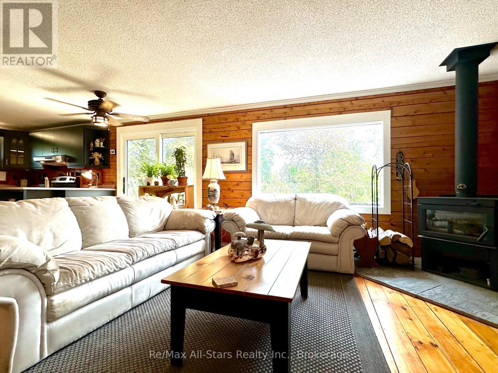 50 Reid Street, Kawartha Lakes (Bobcaygeon), ON - Indoor Photo Showing Living Room With Fireplace