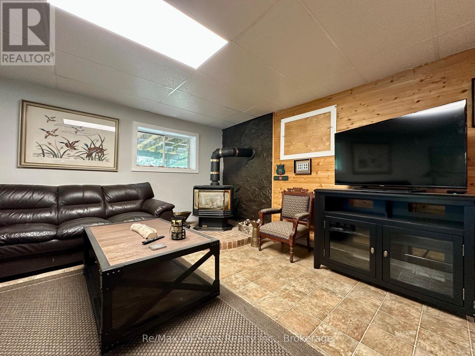 50 Reid Street, Kawartha Lakes (Bobcaygeon), ON - Indoor Photo Showing Living Room With Fireplace