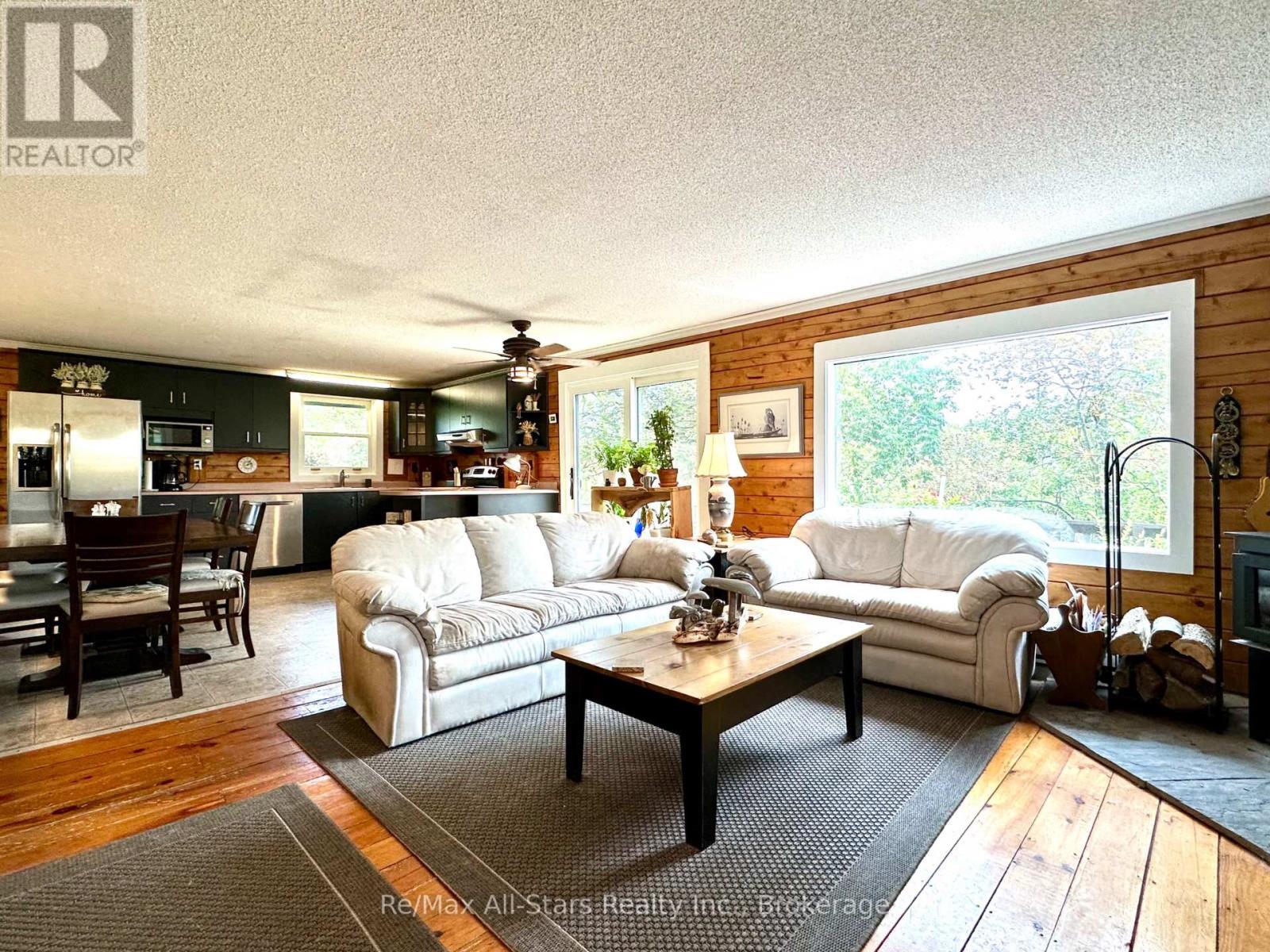 50 Reid Street, Kawartha Lakes (Bobcaygeon), ON - Indoor Photo Showing Living Room