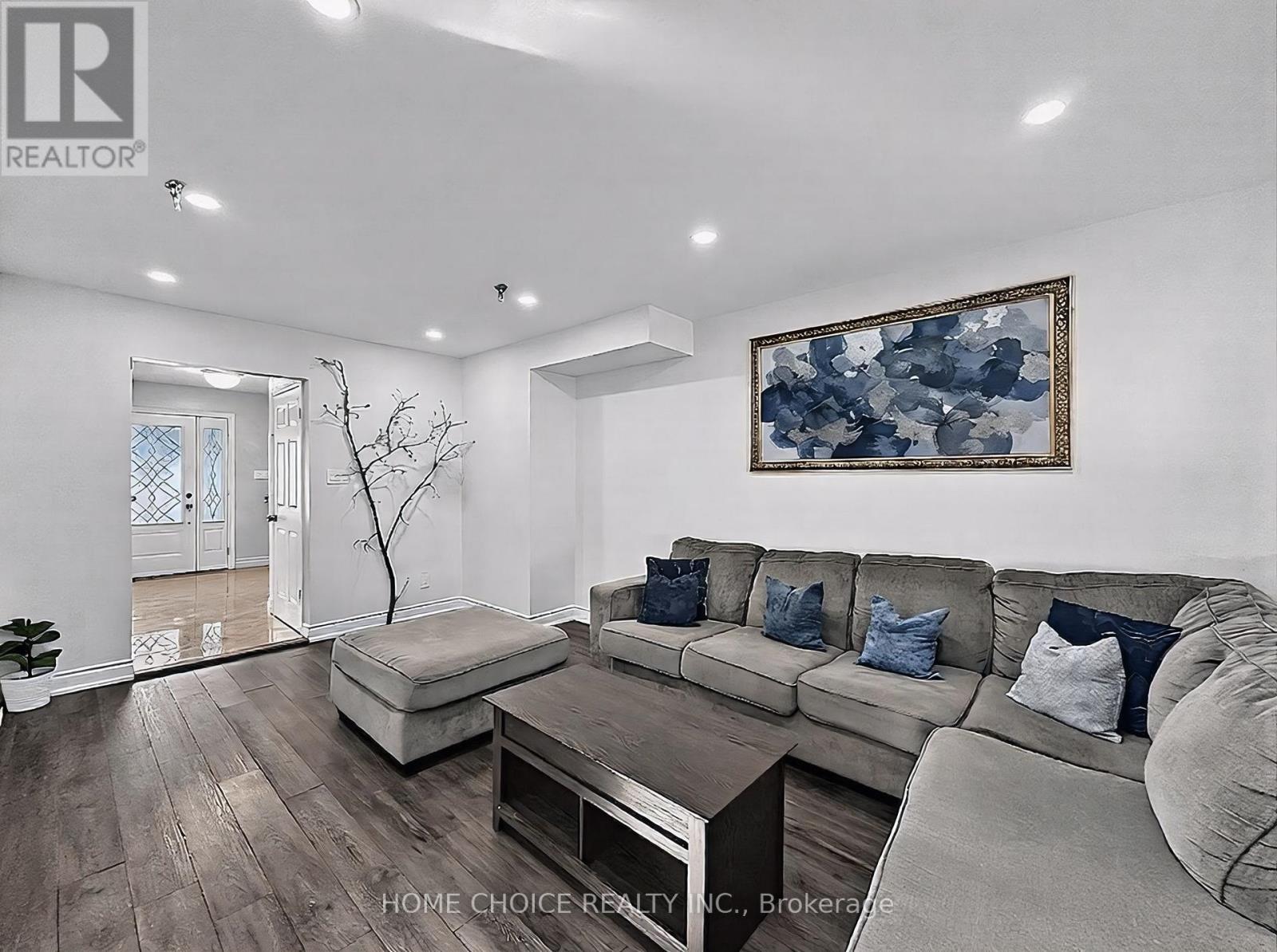 38 Robbinstone Drive, Toronto, ON - Indoor Photo Showing Living Room