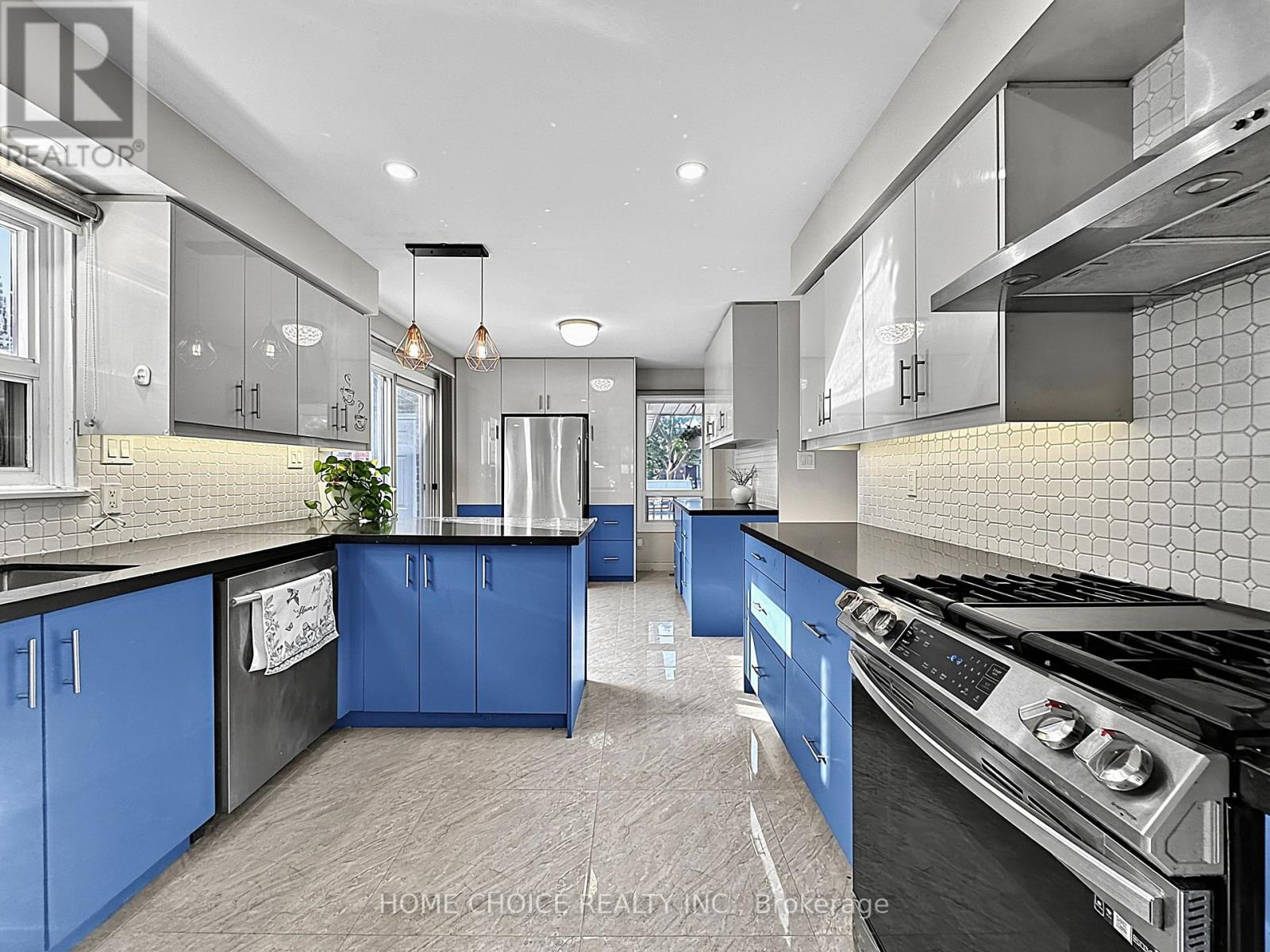 38 Robbinstone Drive, Toronto, ON - Indoor Photo Showing Kitchen With Upgraded Kitchen