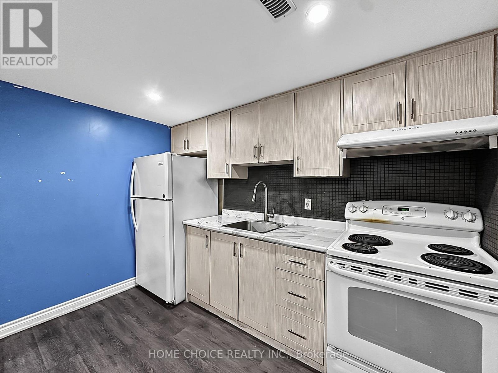 38 Robbinstone Drive, Toronto, ON - Indoor Photo Showing Kitchen