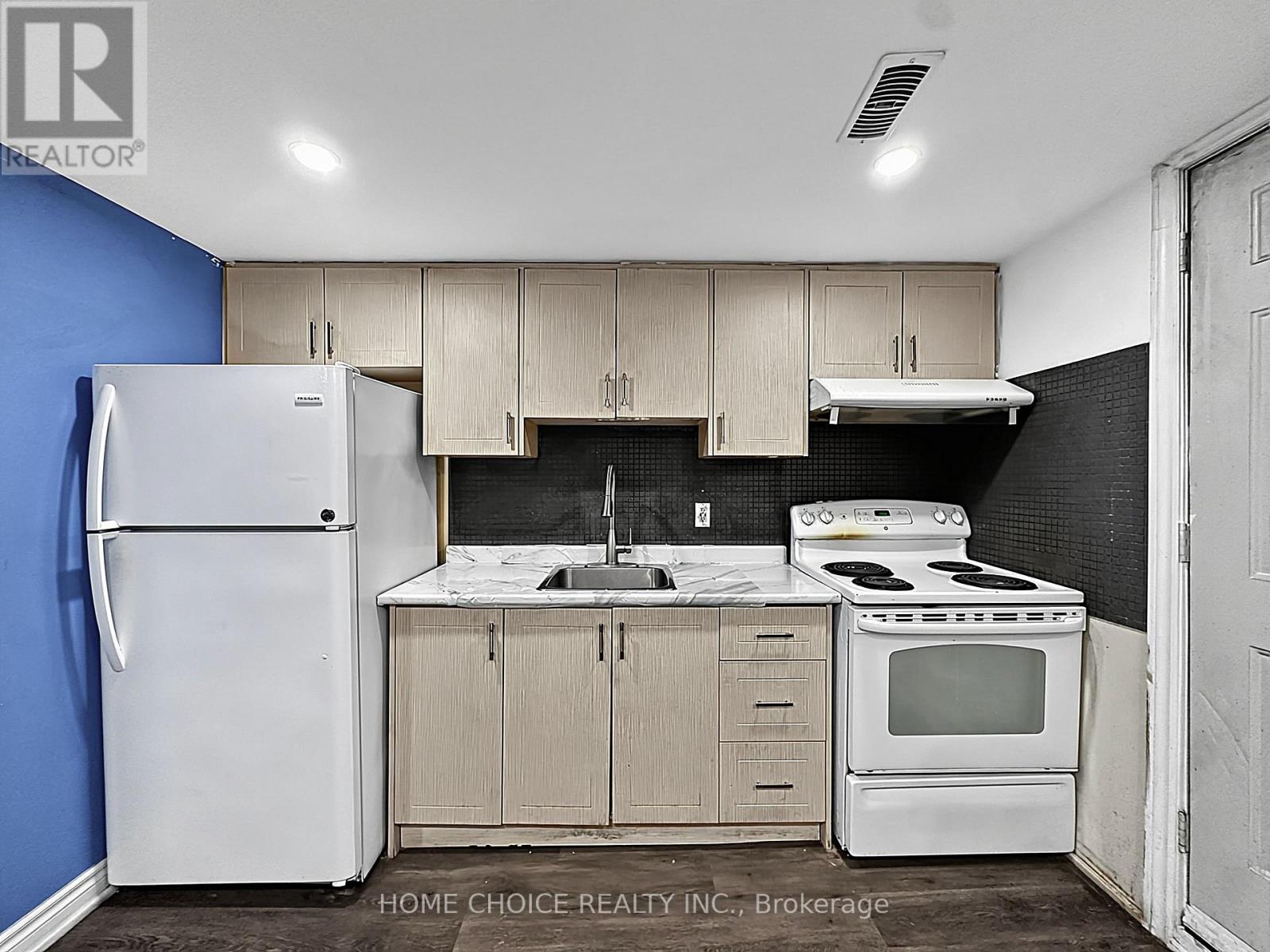 38 Robbinstone Drive, Toronto, ON - Indoor Photo Showing Kitchen