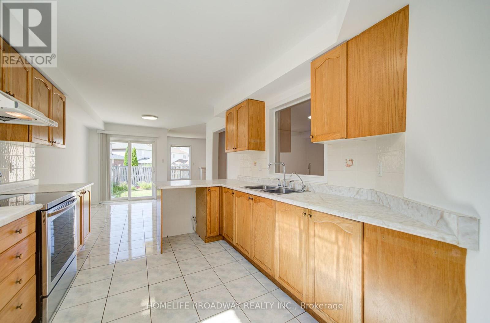 16 Raymond Bartlett Avenue, Markham, ON - Indoor Photo Showing Kitchen With Double Sink
