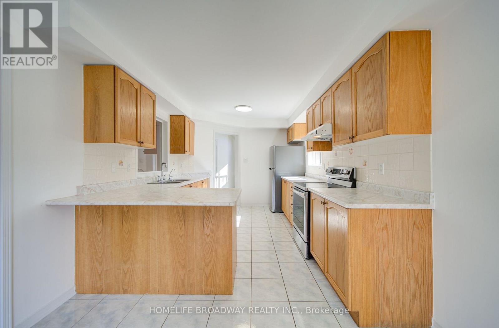 16 Raymond Bartlett Avenue, Markham, ON - Indoor Photo Showing Kitchen