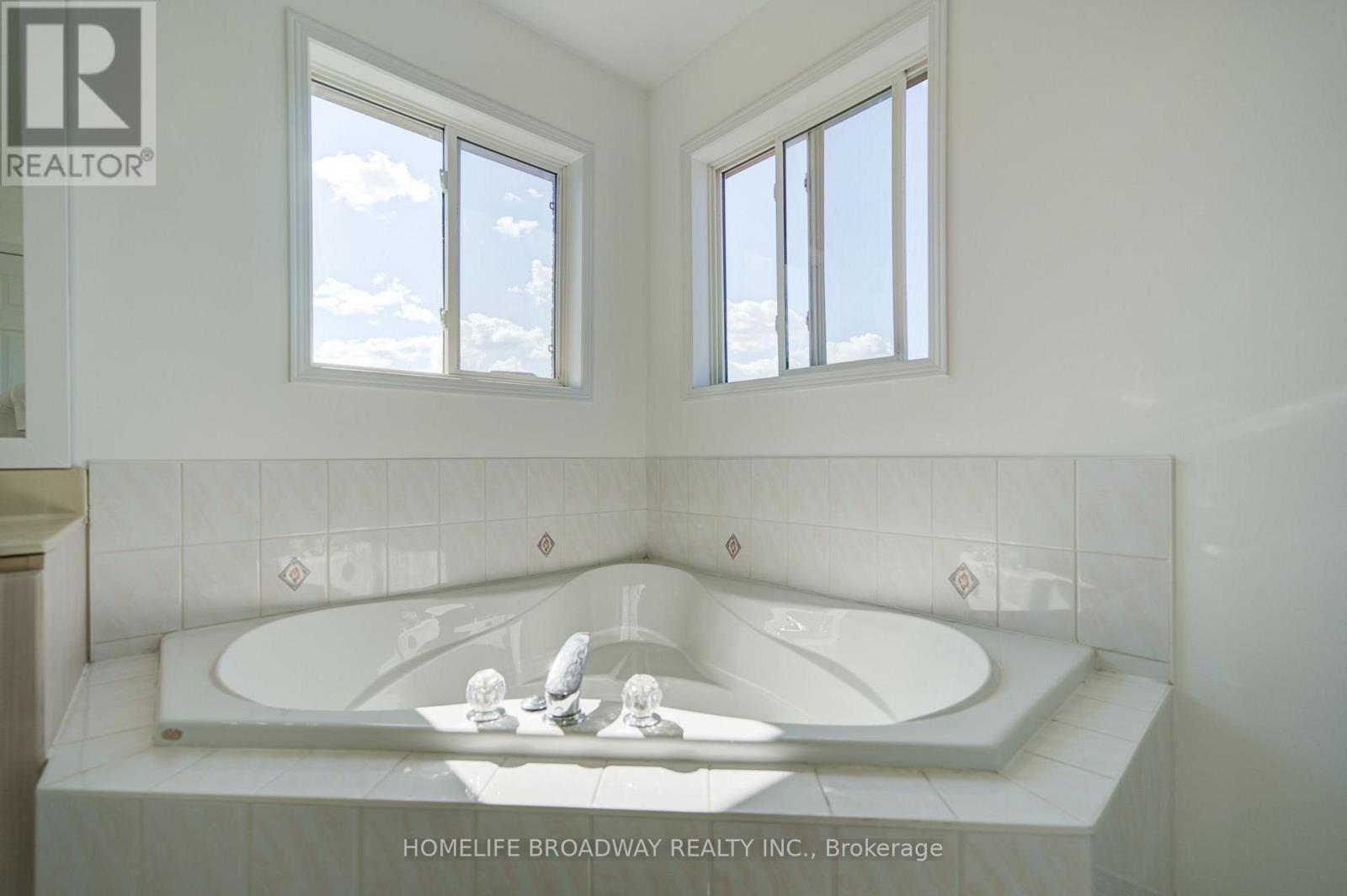 16 Raymond Bartlett Avenue, Markham, ON - Indoor Photo Showing Bathroom