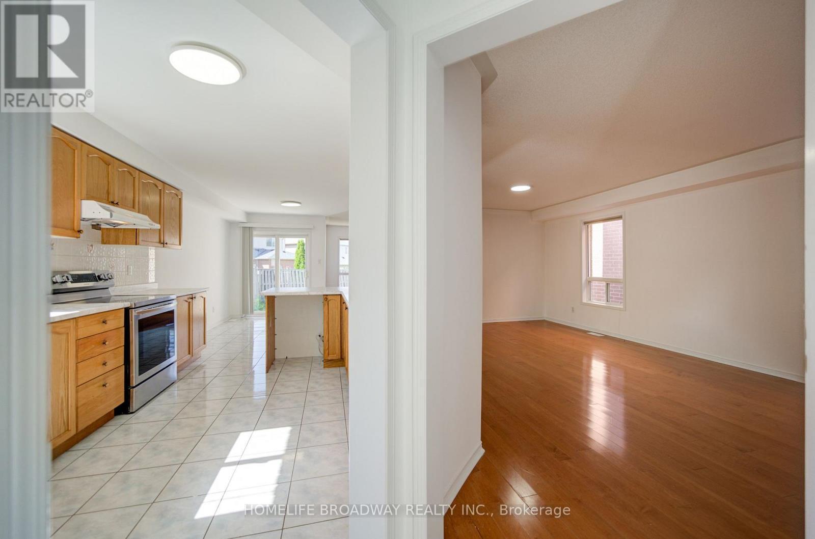 16 Raymond Bartlett Avenue, Markham, ON - Indoor Photo Showing Kitchen