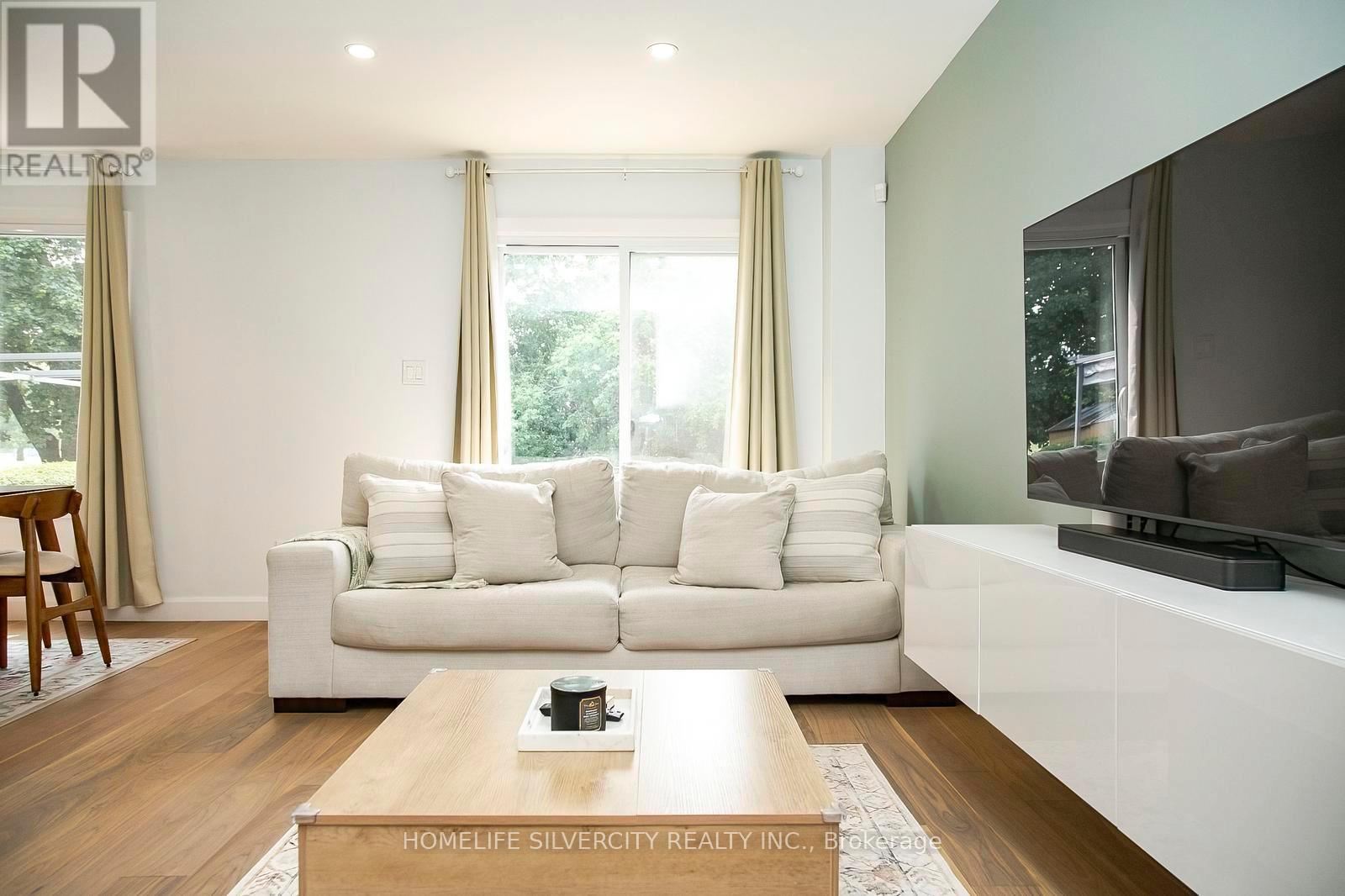 21 Mitchell Avenue, Brampton, ON - Indoor Photo Showing Living Room