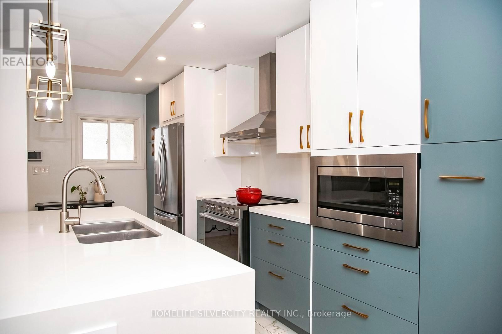 21 Mitchell Avenue, Brampton, ON - Indoor Photo Showing Kitchen With Double Sink With Upgraded Kitchen