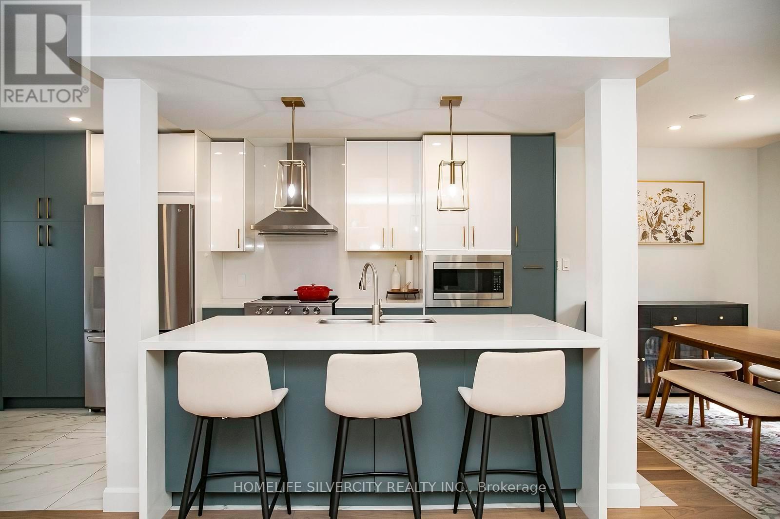 21 Mitchell Avenue, Brampton, ON - Indoor Photo Showing Kitchen With Upgraded Kitchen