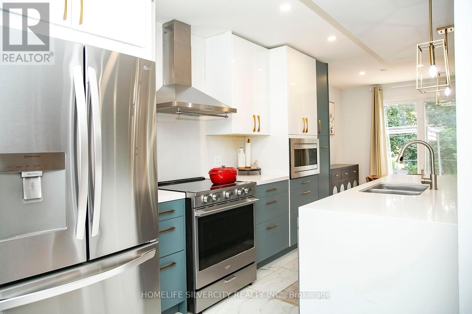 21 Mitchell Avenue, Brampton, ON - Indoor Photo Showing Kitchen With Stainless Steel Kitchen With Double Sink With Upgraded Kitchen