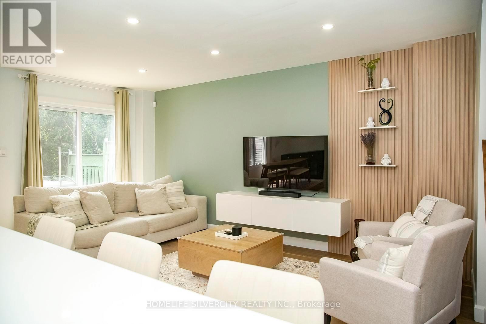 21 Mitchell Avenue, Brampton, ON - Indoor Photo Showing Living Room