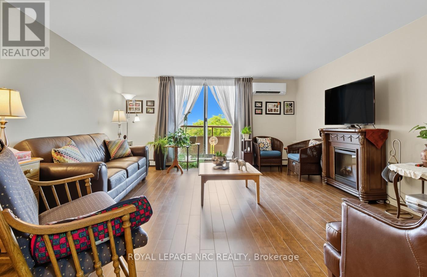 505 - 264 Grantham Avenue, St. Catharines (Carlton/Bunting), ON - Indoor Photo Showing Living Room With Fireplace