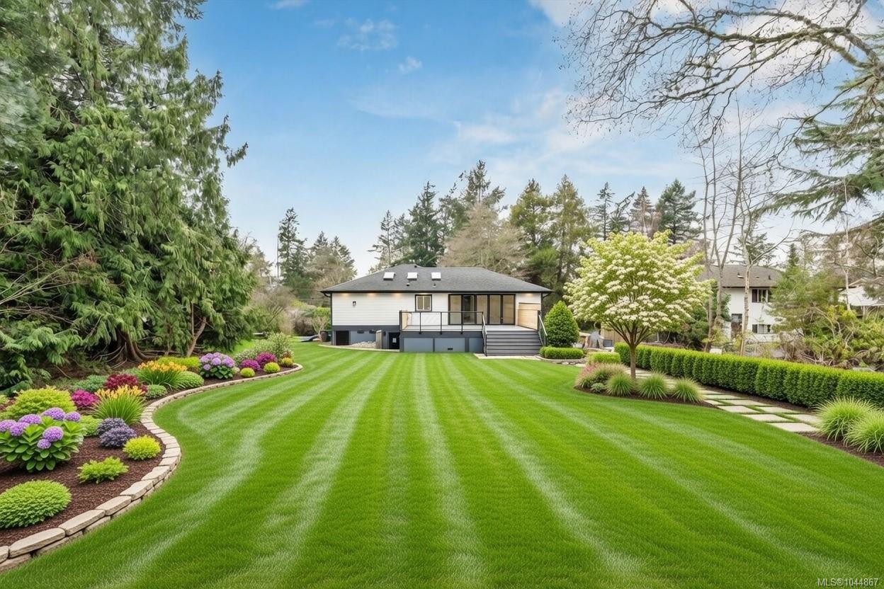 5281 Santa Clara Ave, Saanich, BC