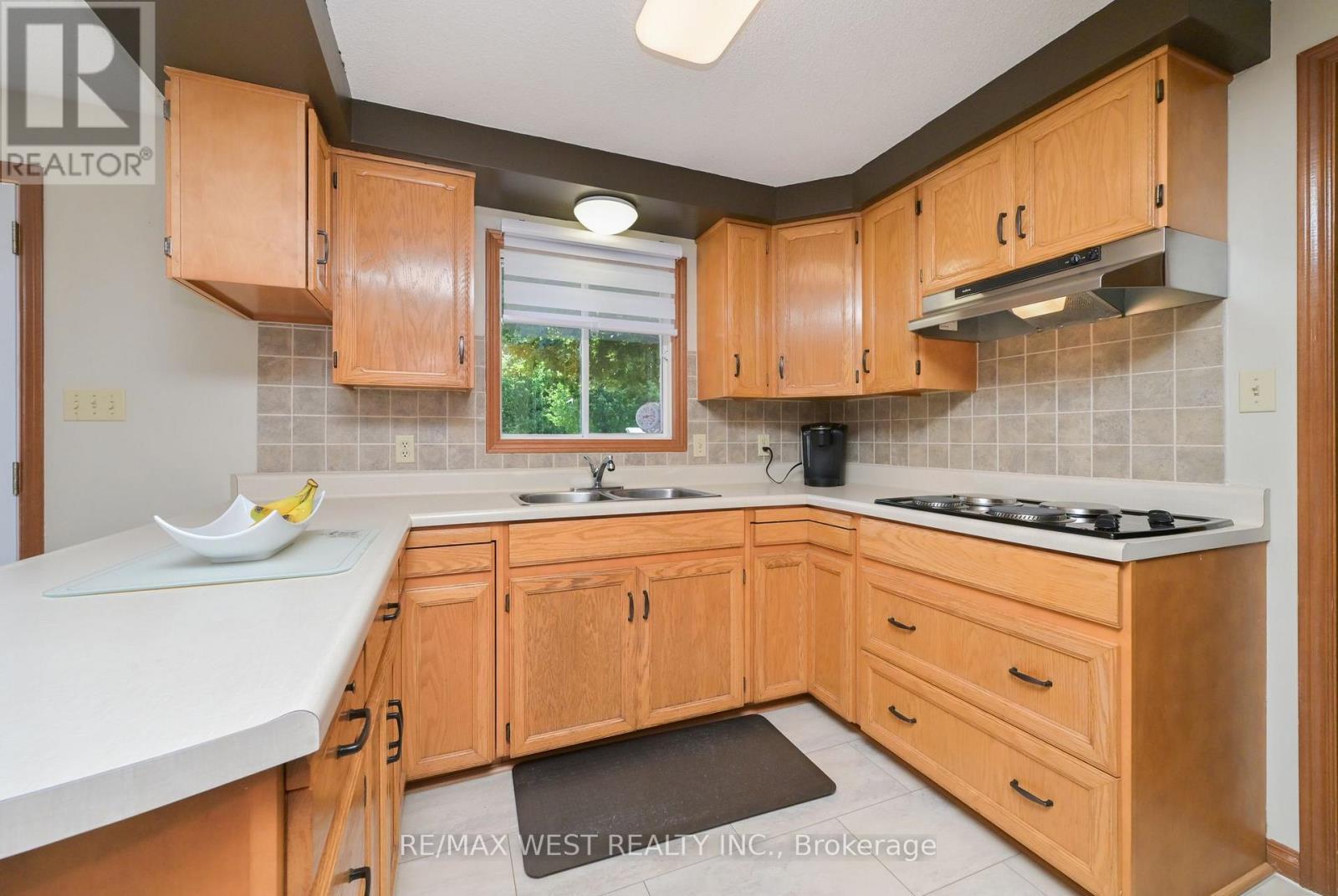 5775 Boston Mills Road, Caledon, ON - Indoor Photo Showing Kitchen With Double Sink