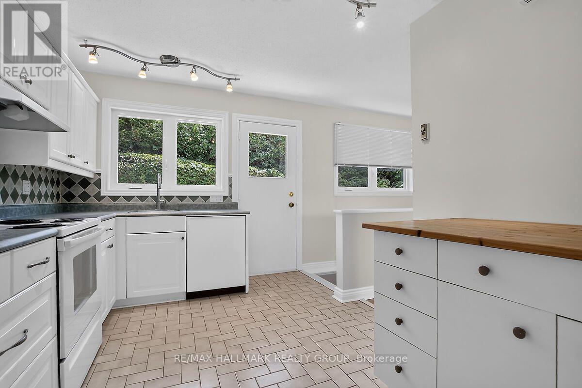 20 Cramer Drive, Ottawa, ON - Indoor Photo Showing Kitchen With Double Sink