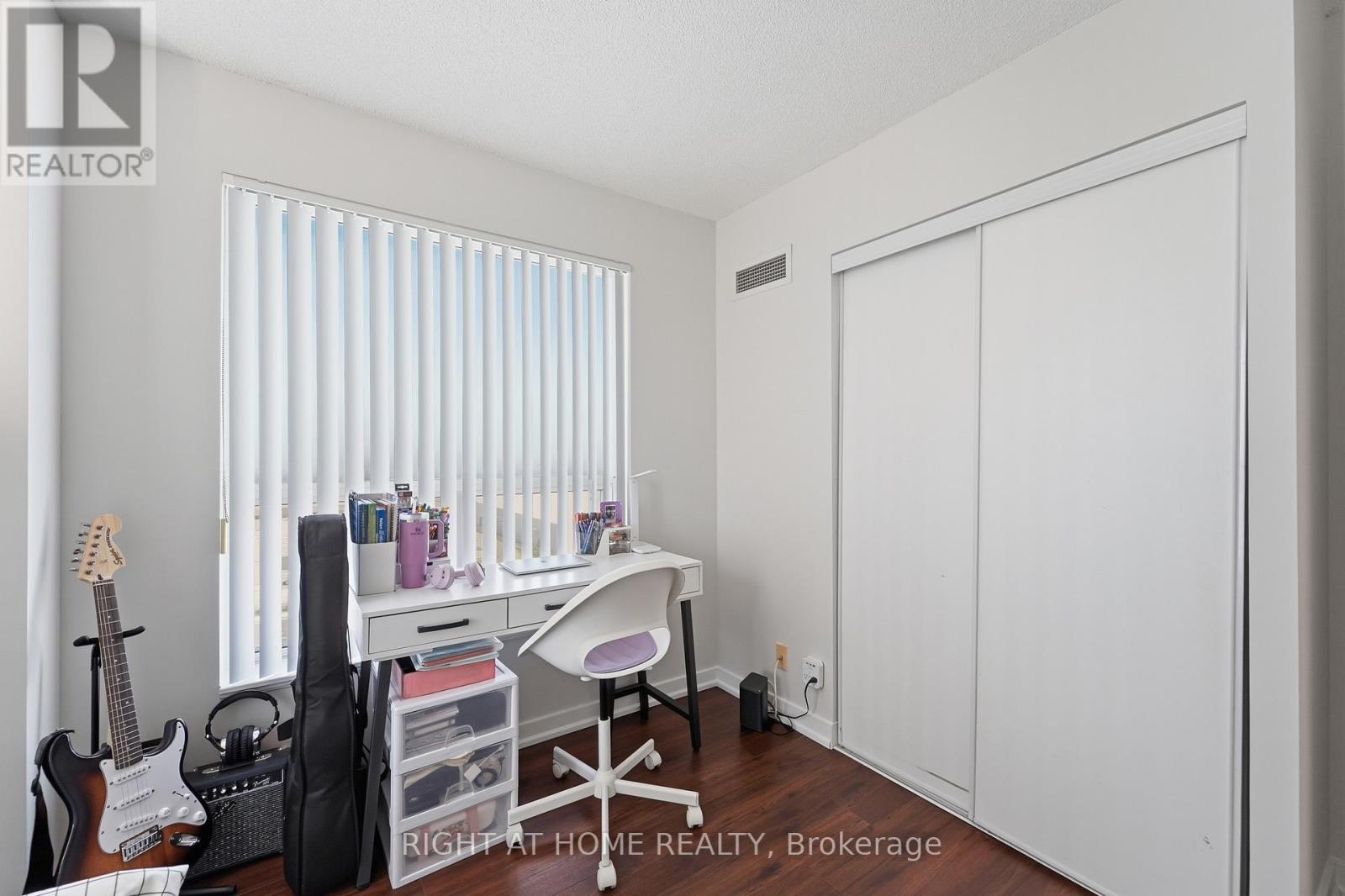 1612 - 38 Lee Centre Drive, Toronto, ON - Indoor