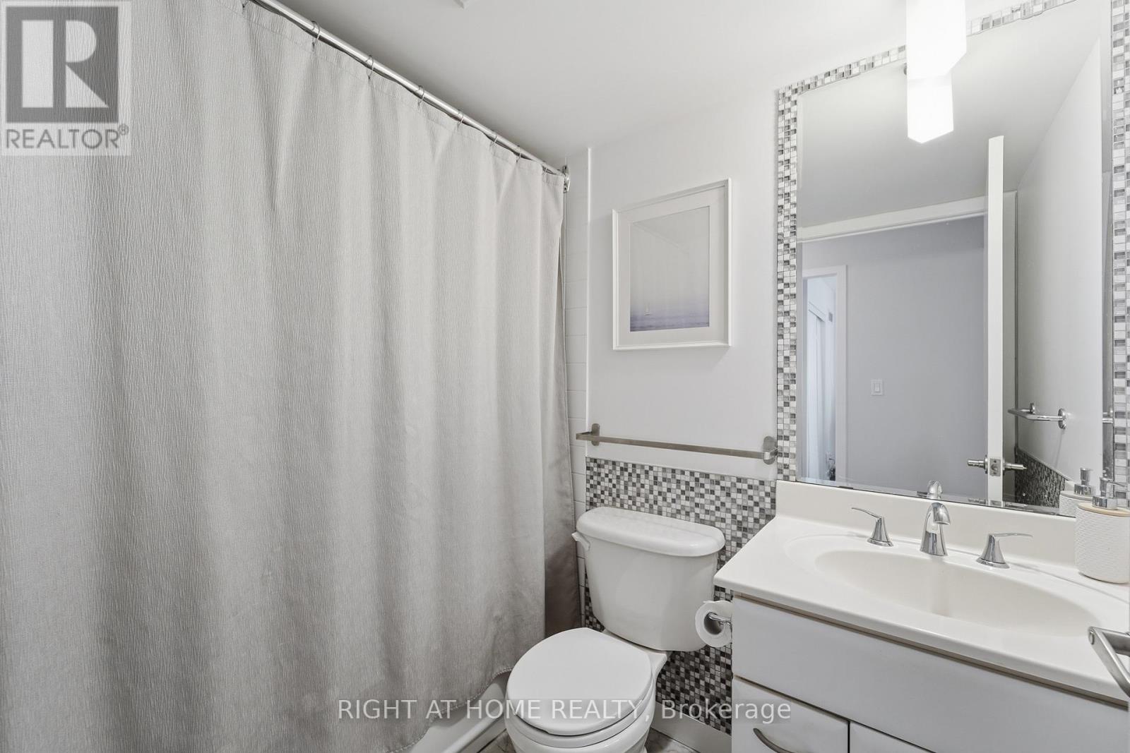 1612 - 38 Lee Centre Drive, Toronto, ON - Indoor Photo Showing Bathroom