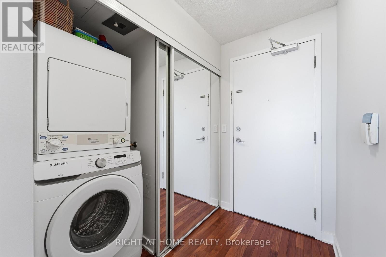 1612 - 38 Lee Centre Drive, Toronto, ON - Indoor Photo Showing Laundry Room