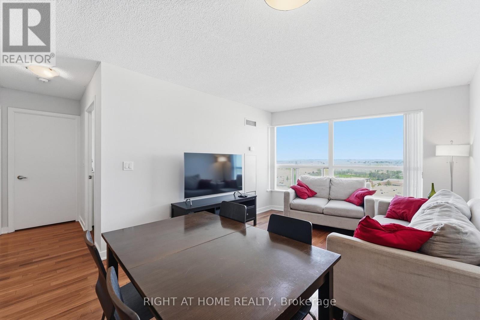 1612 - 38 Lee Centre Drive, Toronto, ON - Indoor Photo Showing Living Room