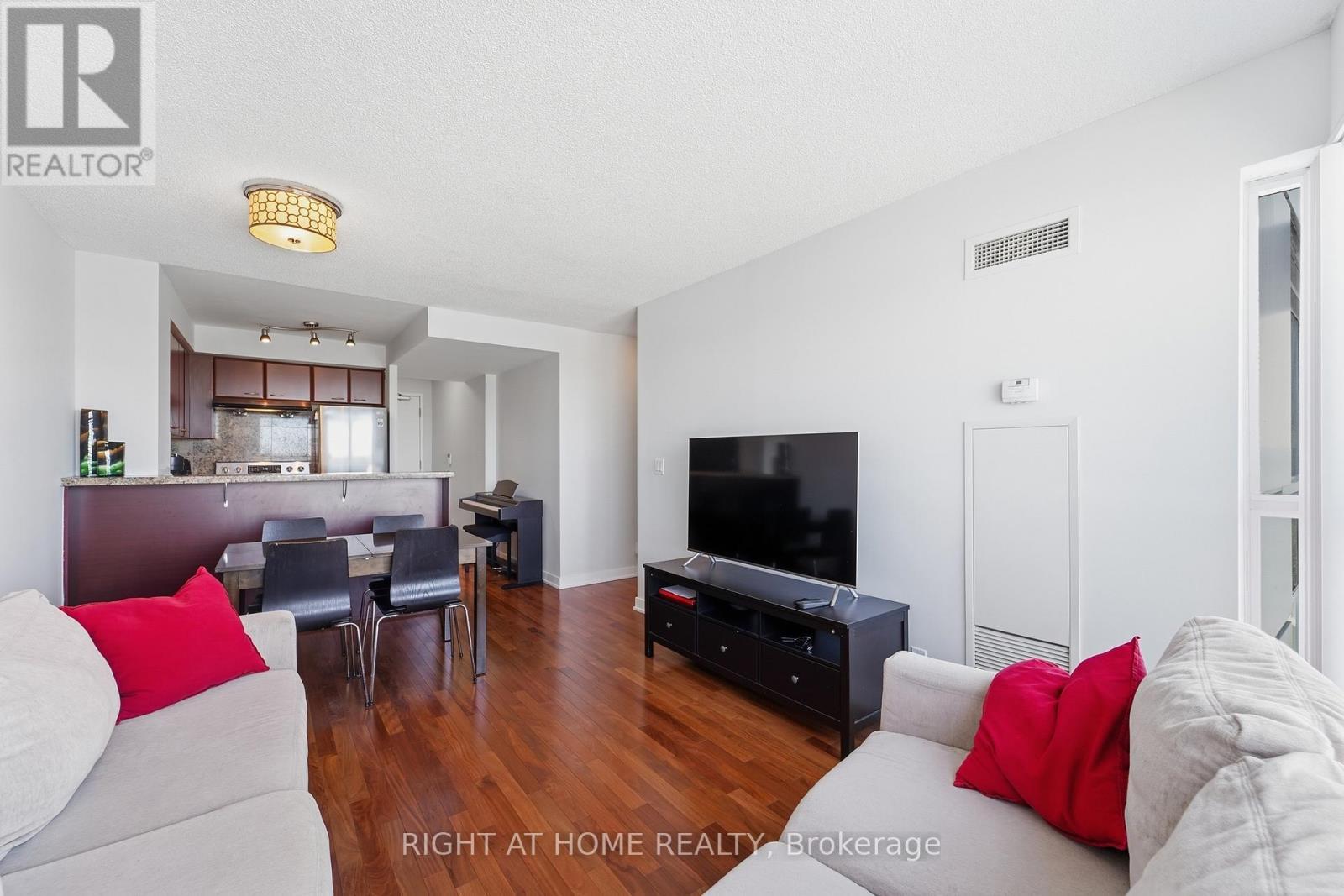 1612 - 38 Lee Centre Drive, Toronto, ON - Indoor Photo Showing Living Room