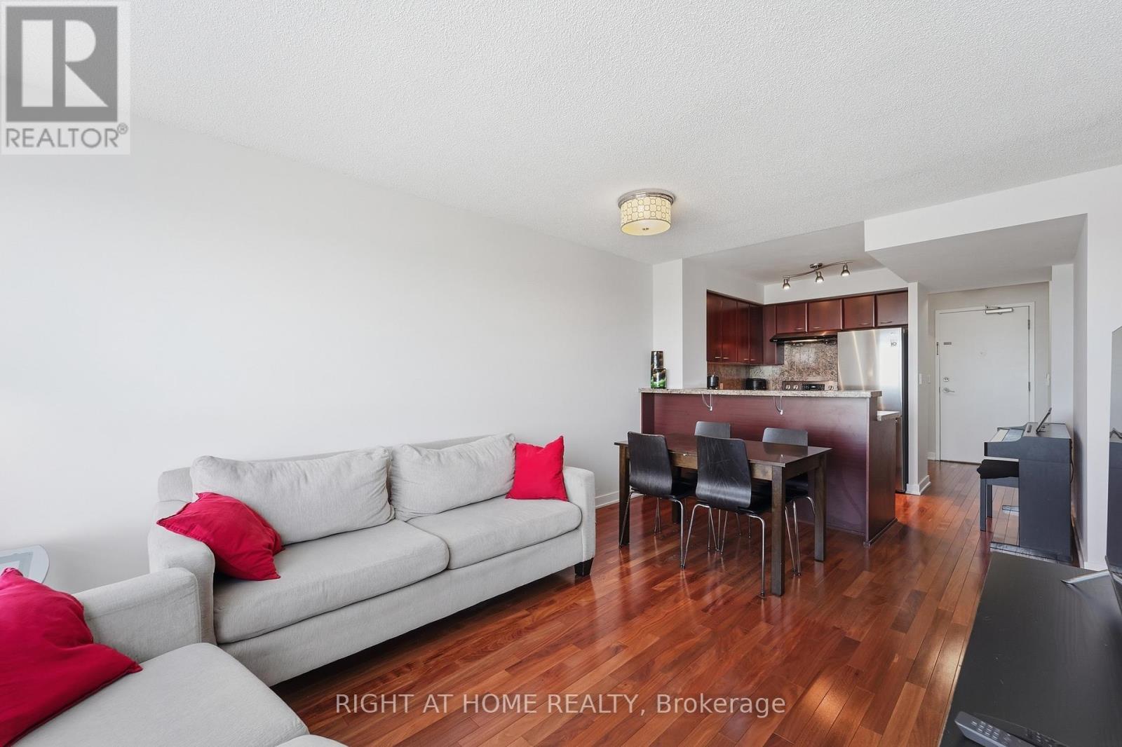 1612 - 38 Lee Centre Drive, Toronto, ON - Indoor Photo Showing Living Room