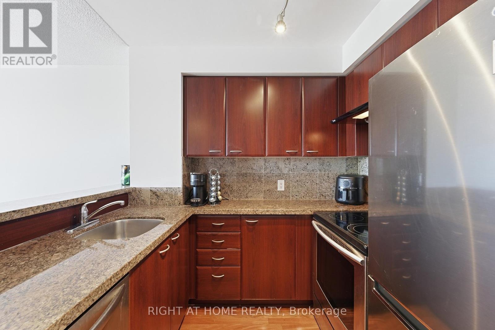 1612 - 38 Lee Centre Drive, Toronto, ON - Indoor Photo Showing Kitchen With Stainless Steel Kitchen