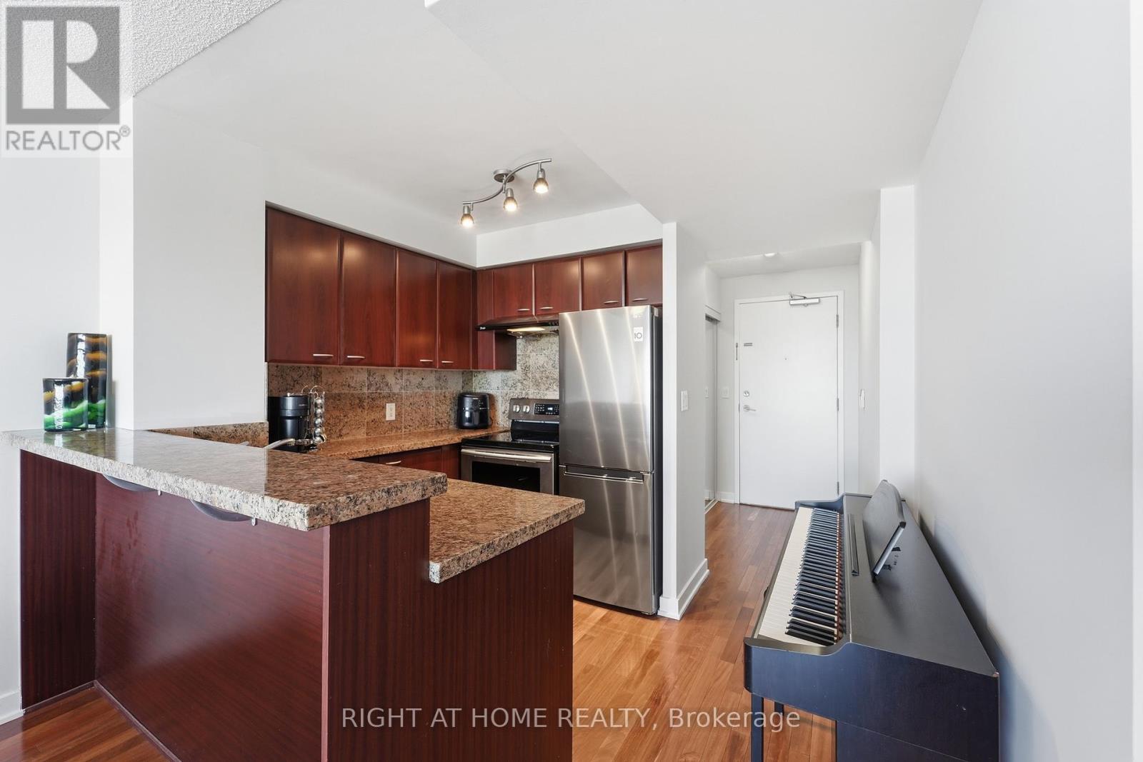 1612 - 38 Lee Centre Drive, Toronto, ON - Indoor Photo Showing Kitchen With Stainless Steel Kitchen