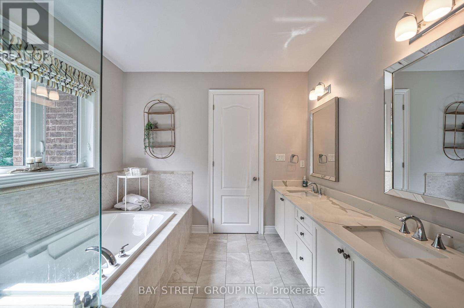 23 Trail Boulevard, Springwater, ON - Indoor Photo Showing Bathroom