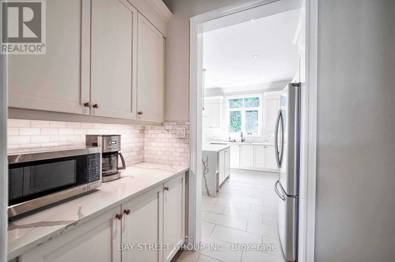 23 Trail Boulevard, Springwater, ON - Indoor Photo Showing Kitchen With Upgraded Kitchen