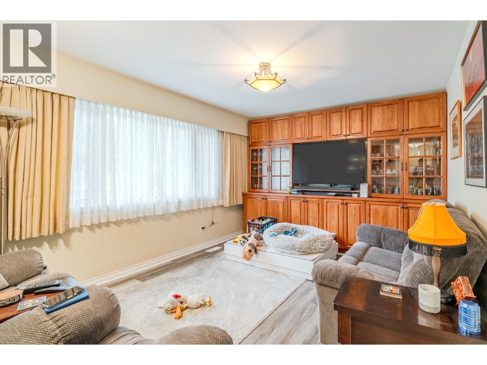 4882 Gloinnzun Crescent, 108 Mile Ranch, BC - Indoor Photo Showing Living Room