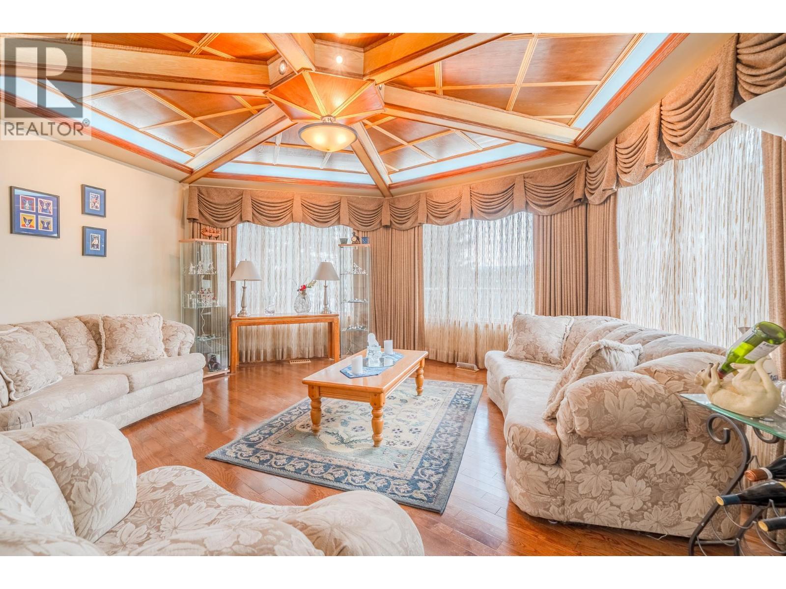 4882 Gloinnzun Crescent, 108 Mile Ranch, BC - Indoor Photo Showing Living Room