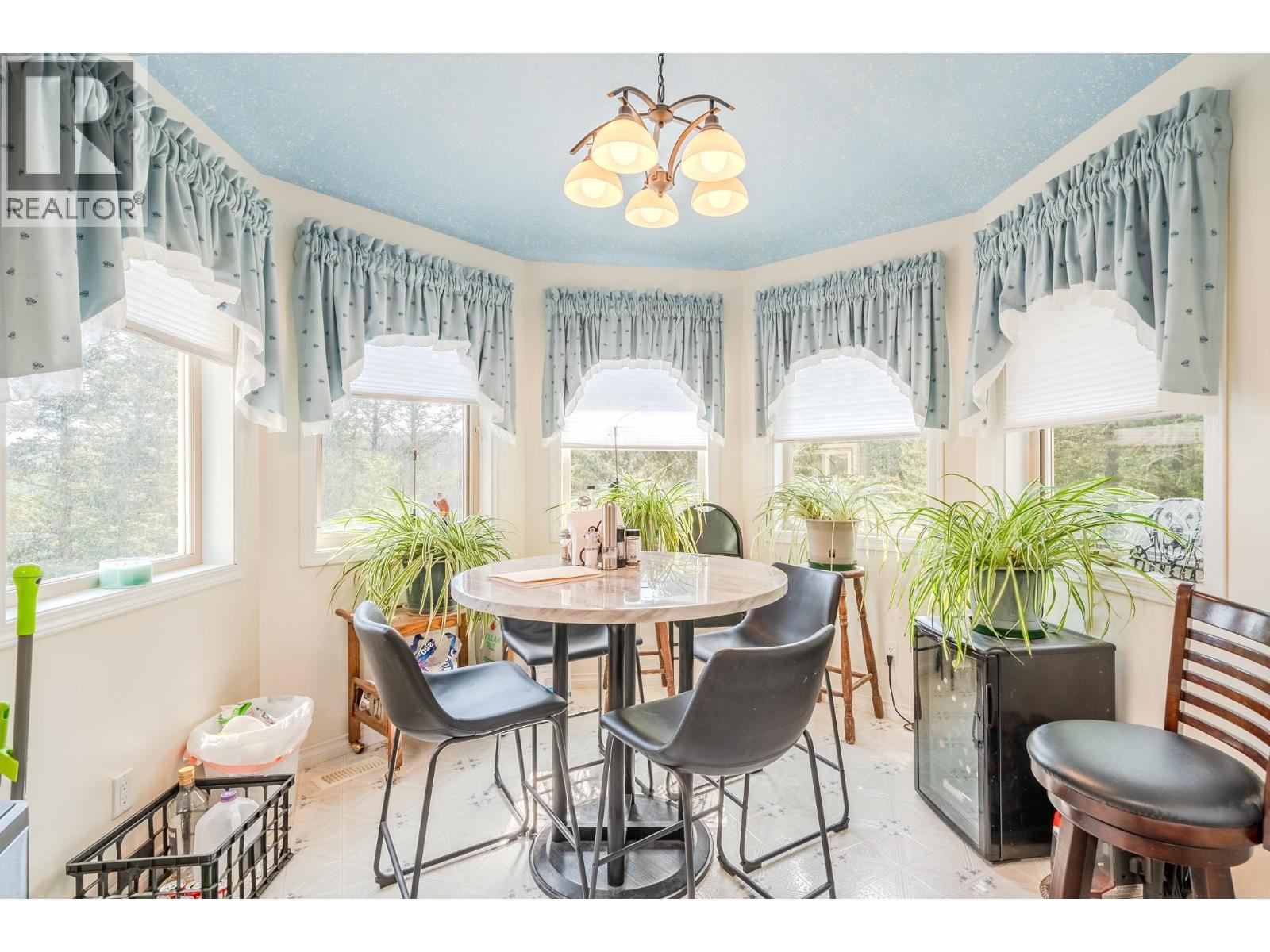 4882 Gloinnzun Crescent, 108 Mile Ranch, BC - Indoor Photo Showing Dining Room