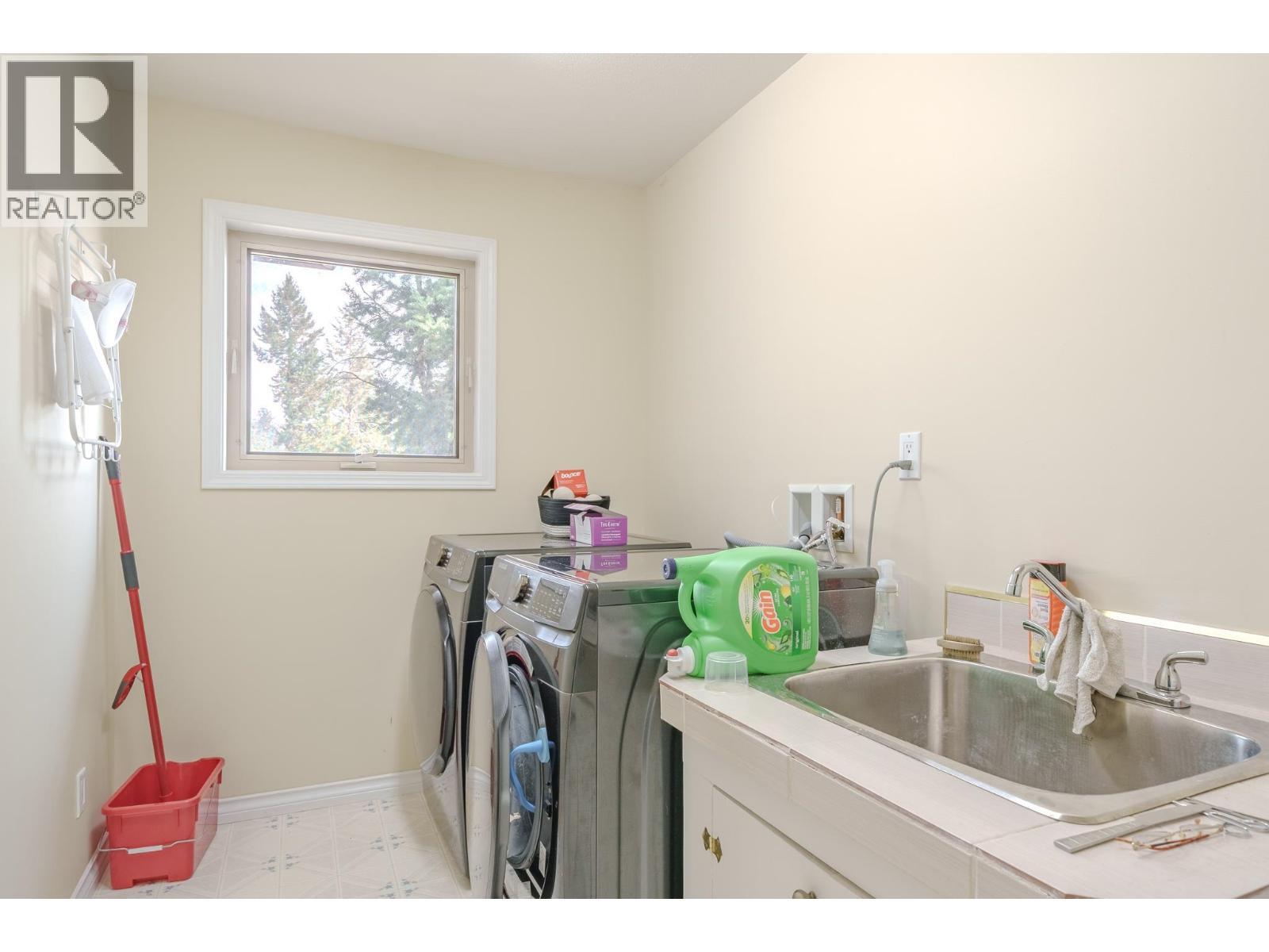 4882 Gloinnzun Crescent, 108 Mile Ranch, BC - Indoor Photo Showing Laundry Room