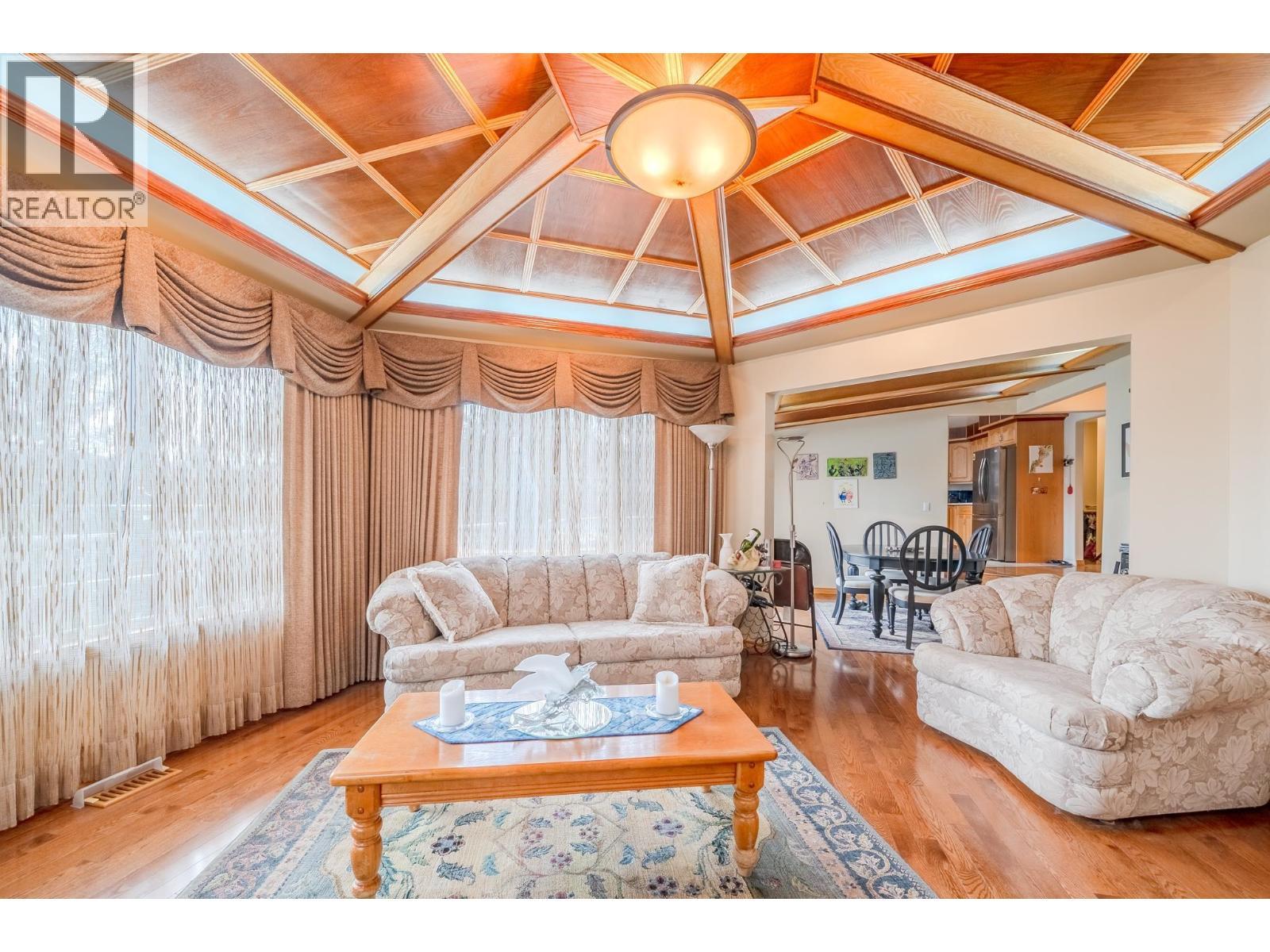 4882 Gloinnzun Crescent, 108 Mile Ranch, BC - Indoor Photo Showing Living Room