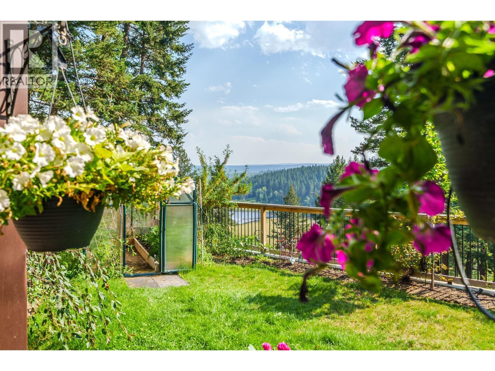4882 Gloinnzun Crescent, 108 Mile Ranch, BC - Outdoor