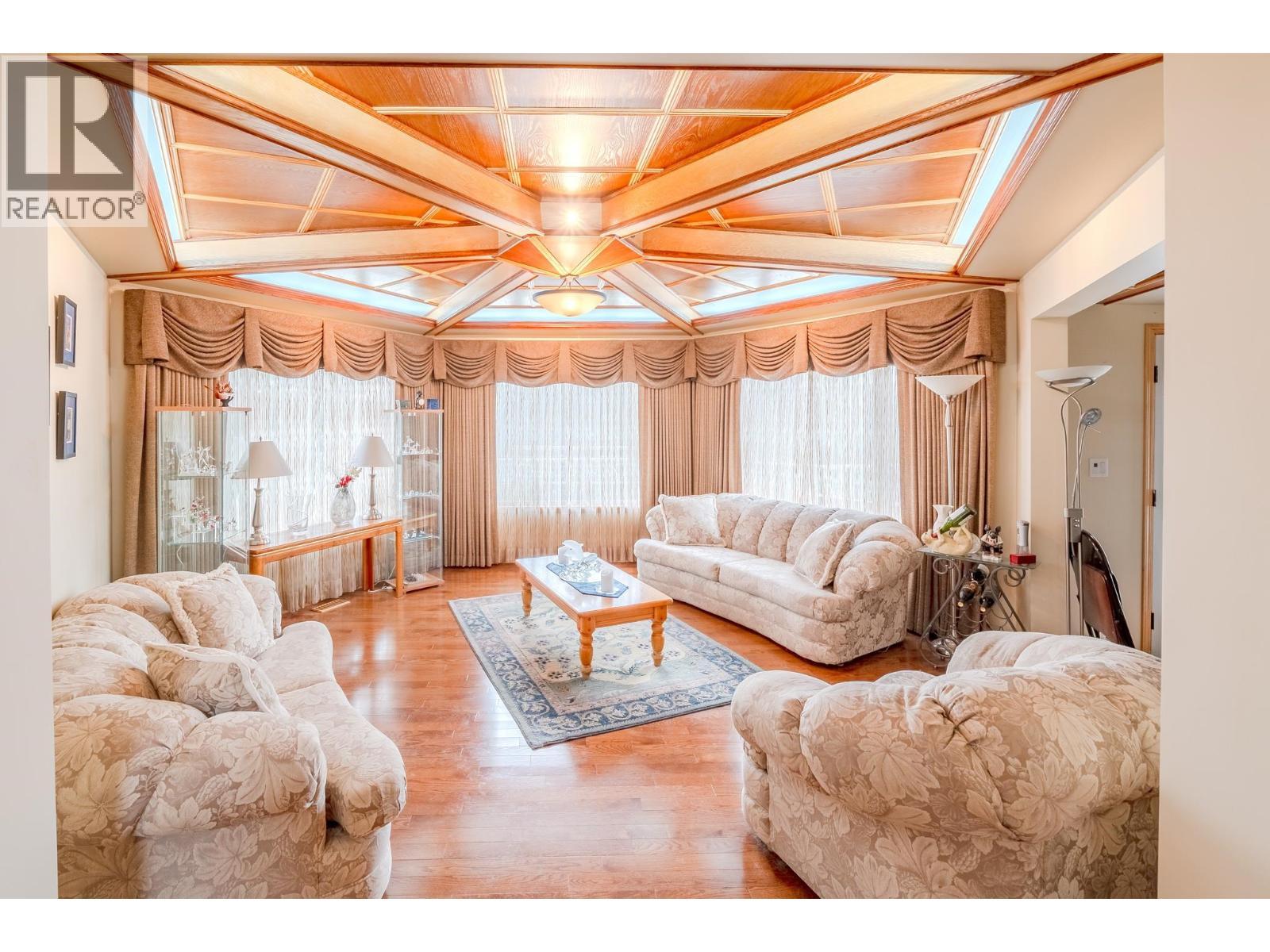 4882 Gloinnzun Crescent, 108 Mile Ranch, BC - Indoor Photo Showing Living Room