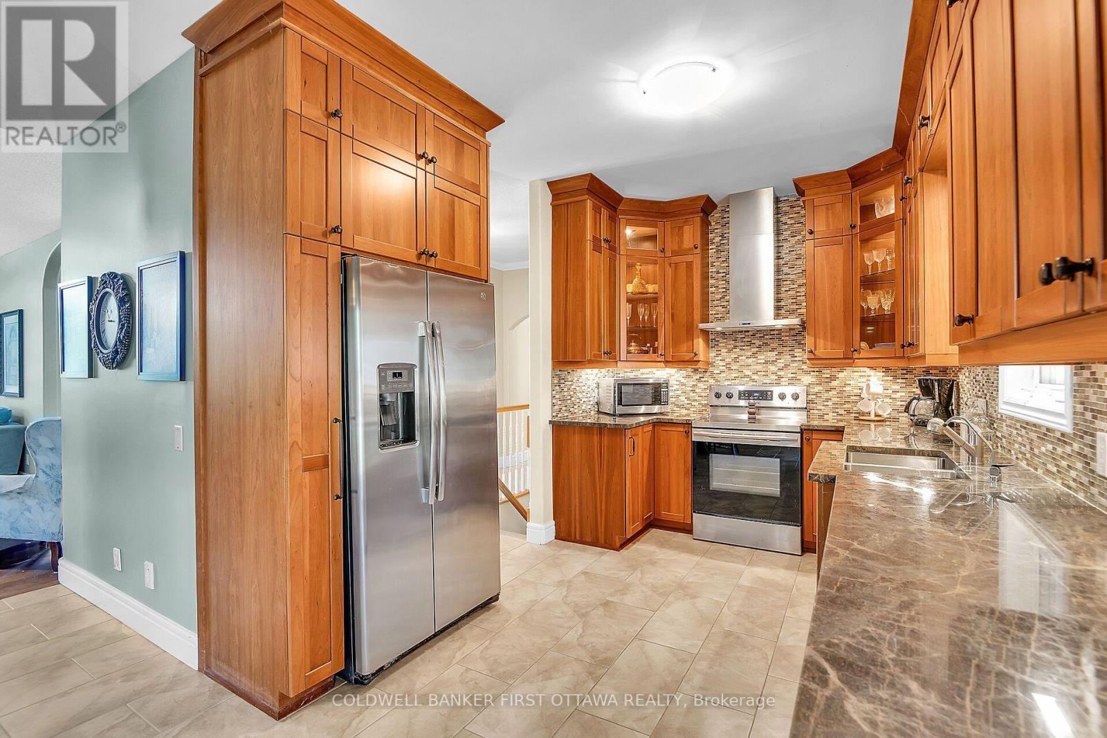 6983 Lakes Park Drive, Ottawa, ON - Indoor Photo Showing Kitchen