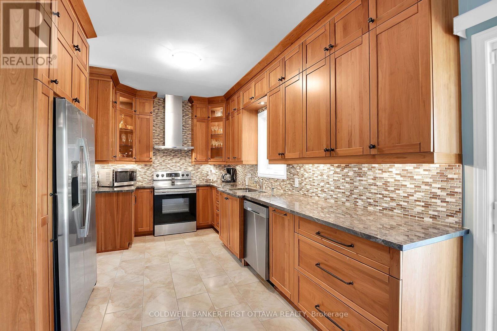 6983 Lakes Park Drive, Ottawa, ON - Indoor Photo Showing Kitchen