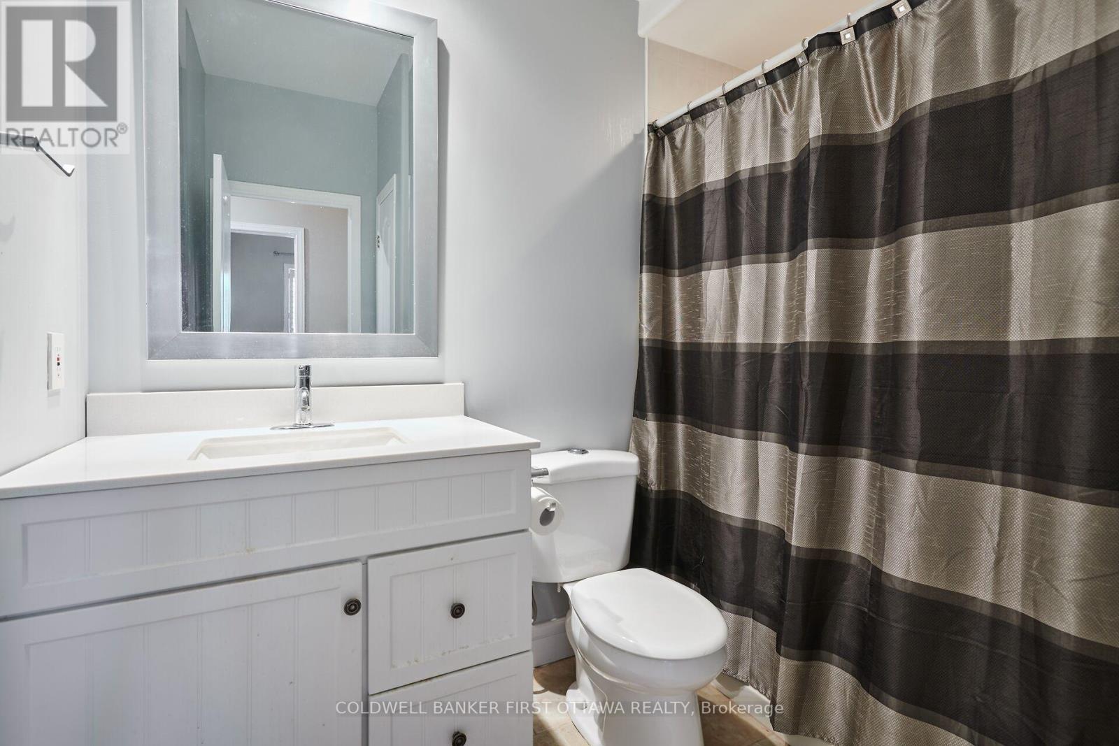 6983 Lakes Park Drive, Ottawa, ON - Indoor Photo Showing Bathroom