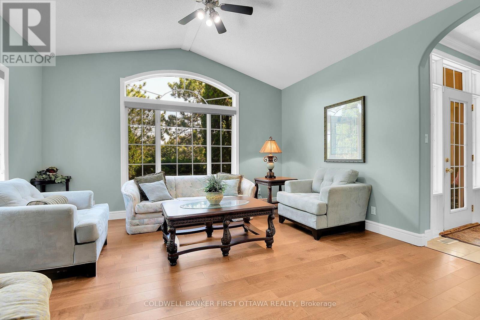 6983 Lakes Park Drive, Ottawa, ON - Indoor Photo Showing Living Room
