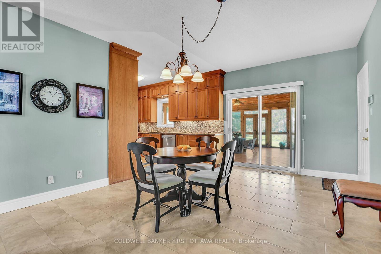 6983 Lakes Park Drive, Ottawa, ON - Indoor Photo Showing Dining Room