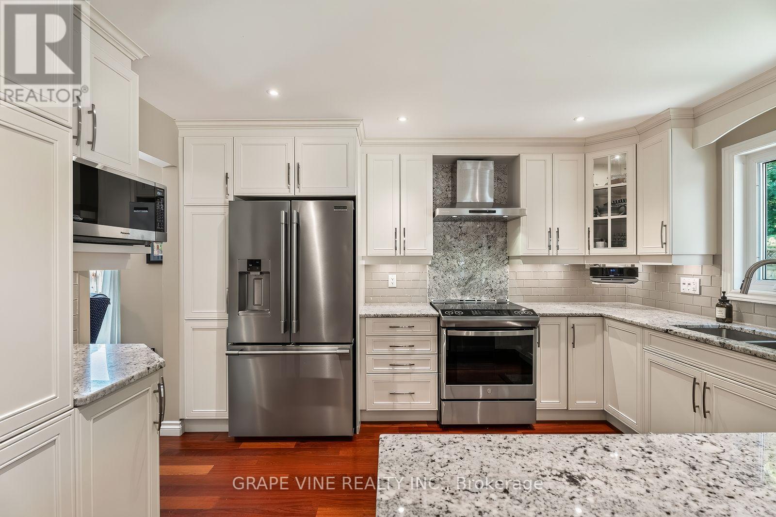 36 Baslaw Drive, Ottawa, ON - Indoor Photo Showing Kitchen With Upgraded Kitchen