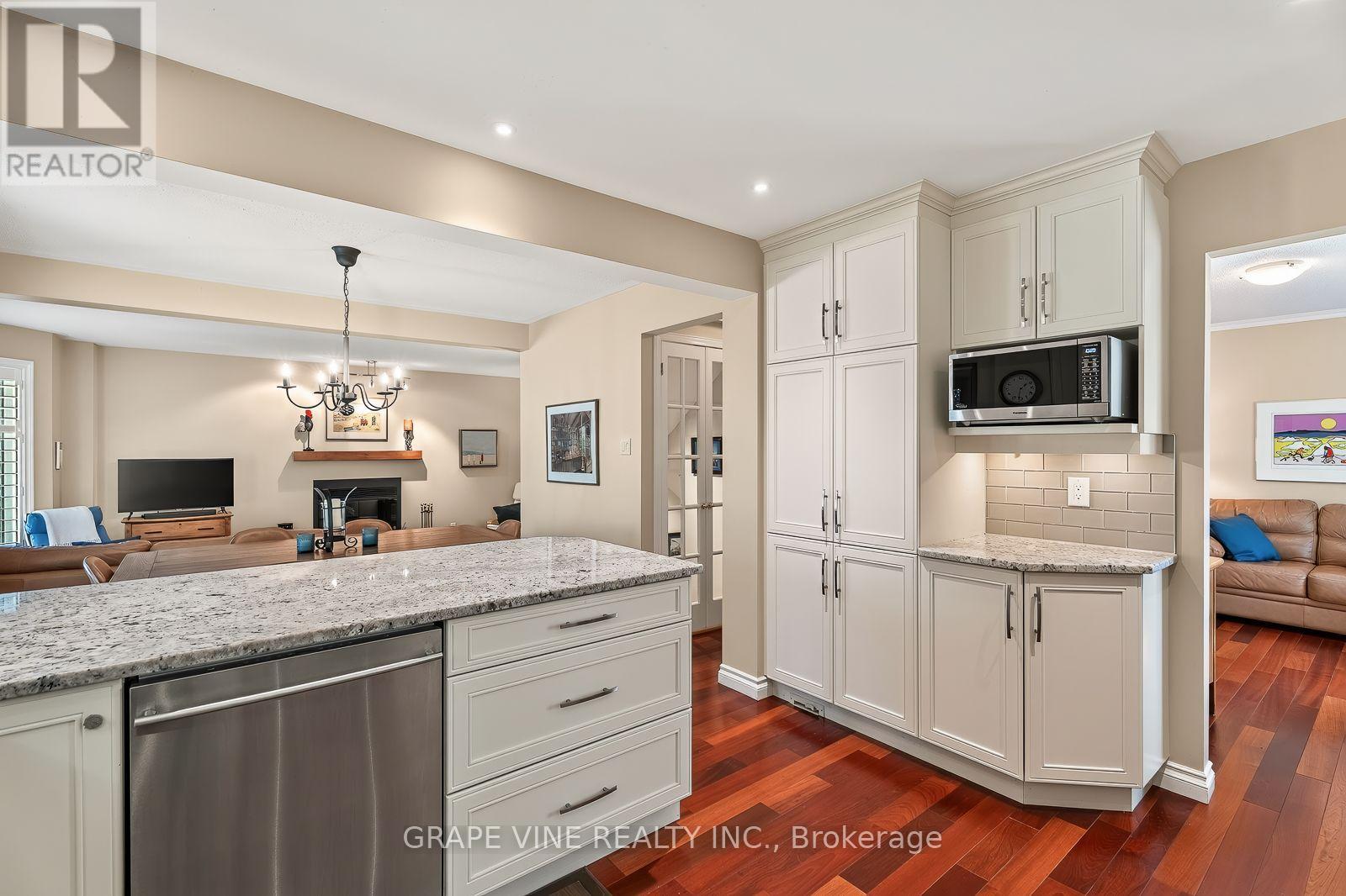 36 Baslaw Drive, Ottawa, ON - Indoor Photo Showing Kitchen