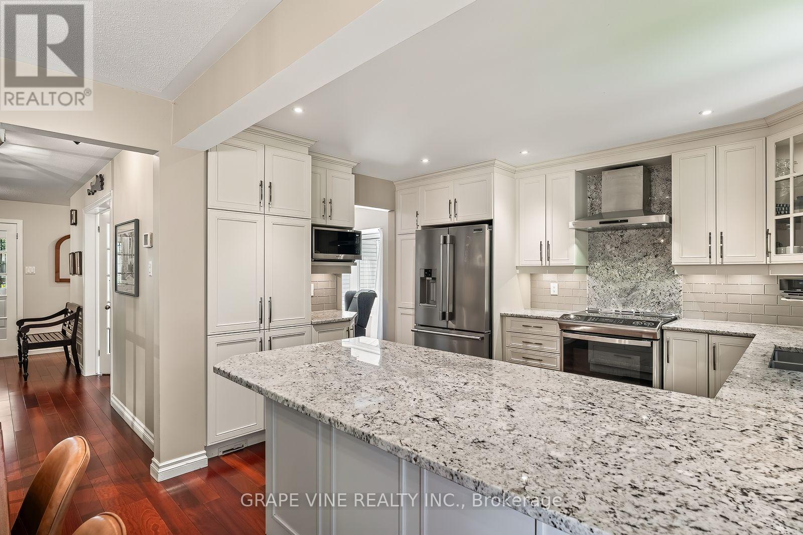 36 Baslaw Drive, Ottawa, ON - Indoor Photo Showing Kitchen With Upgraded Kitchen