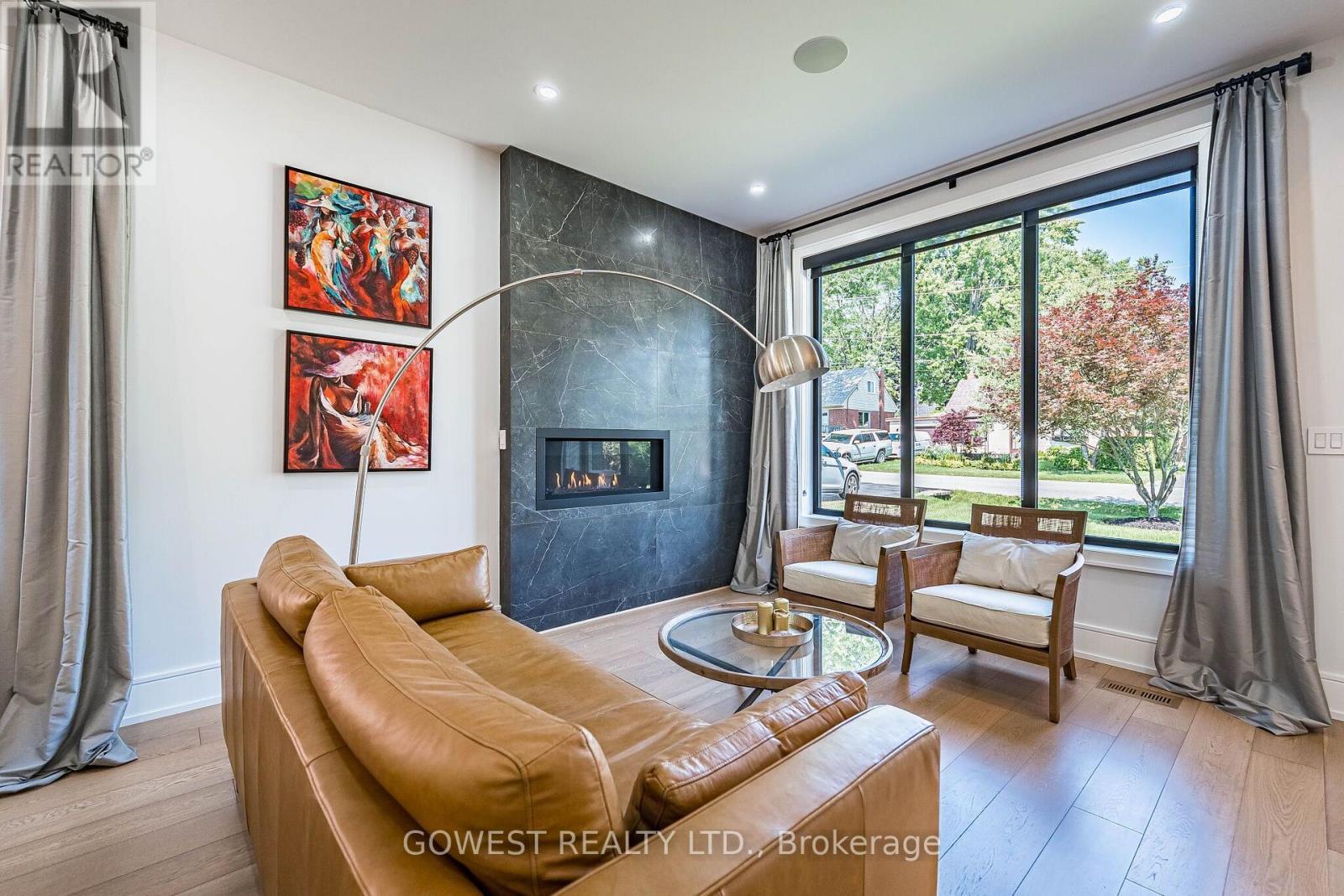 402 Niar Avenue, Mississauga, ON - Indoor Photo Showing Living Room With Fireplace