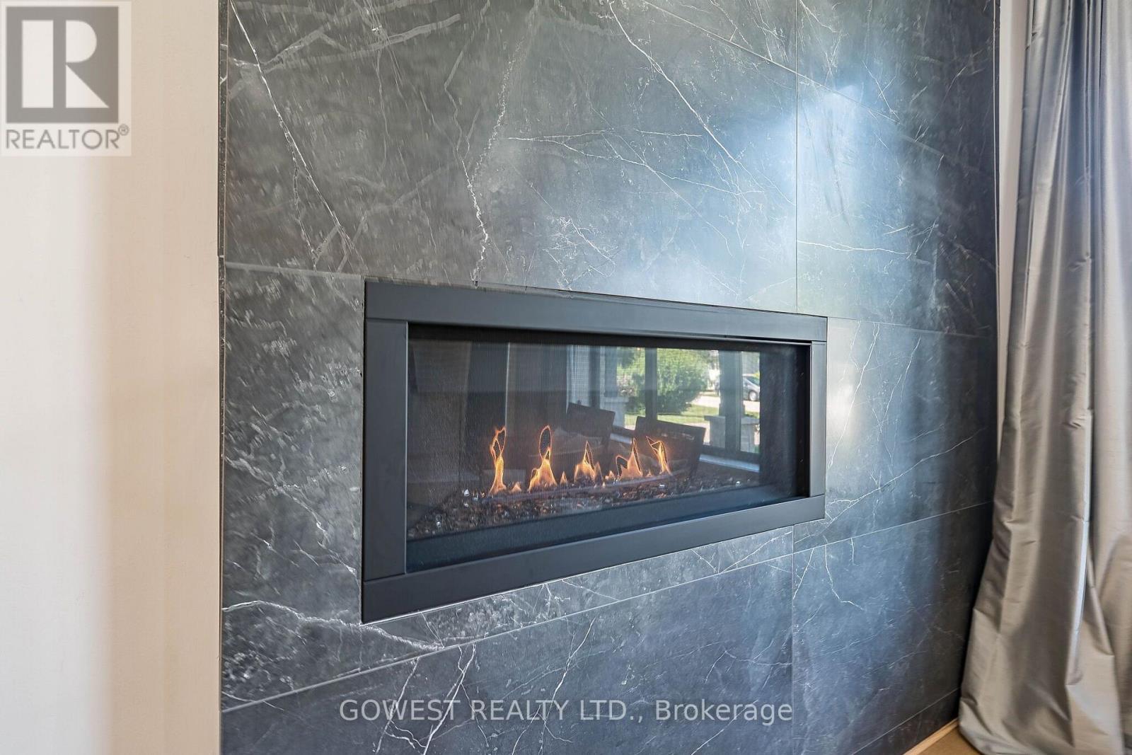 402 Niar Avenue, Mississauga, ON - Indoor With Fireplace