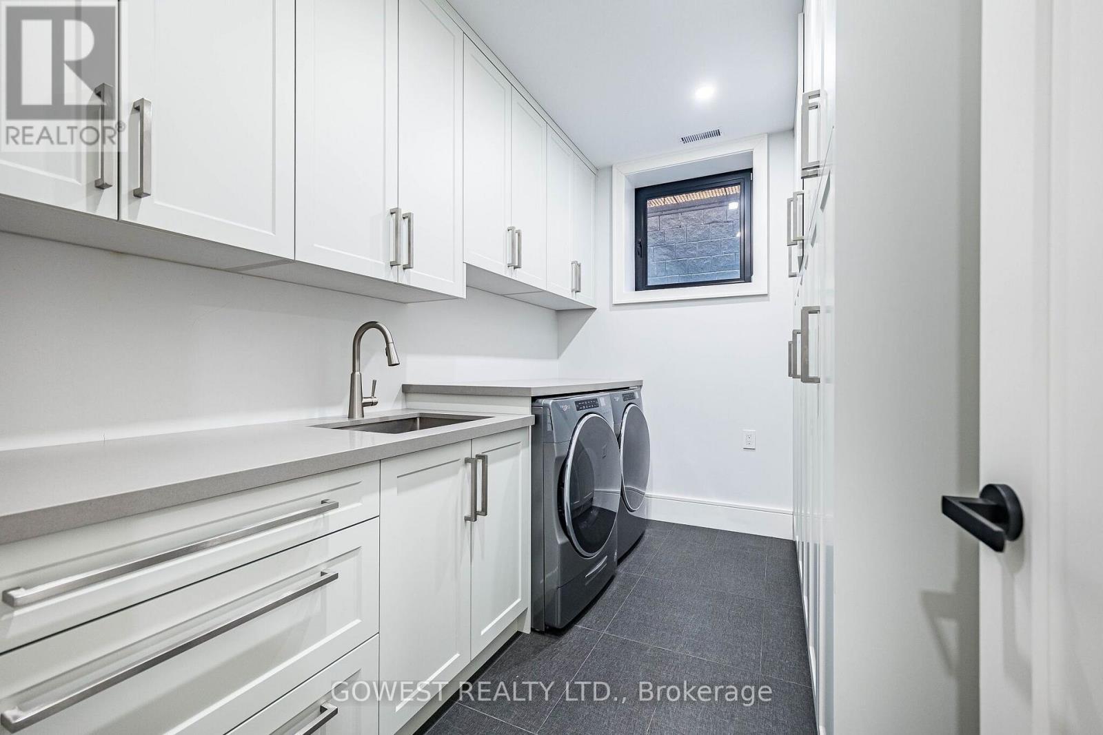 402 Niar Avenue, Mississauga, ON - Indoor Photo Showing Laundry Room